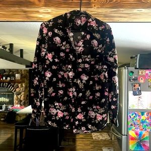 EUC Blouse w/flowers 🌸